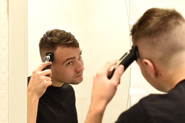 Tondeuse pour débutant : guide pas à pas pour la première coupe à la maison - LATONDEUSE.COM